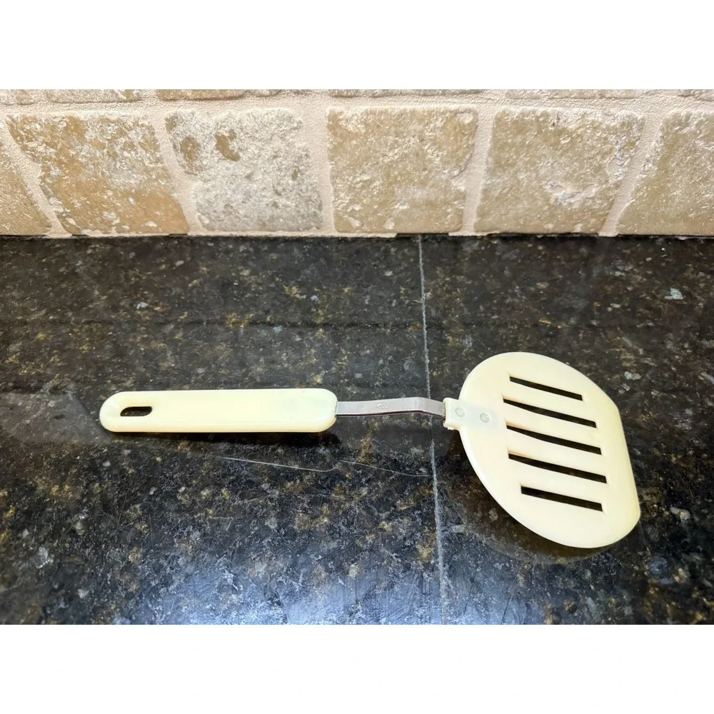 Vintage International Heartland Slotted Round Nylon Spatula Kitchen Utensil Farm